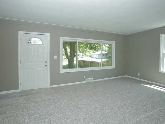 4th image of 321 N Lincoln Blvd
