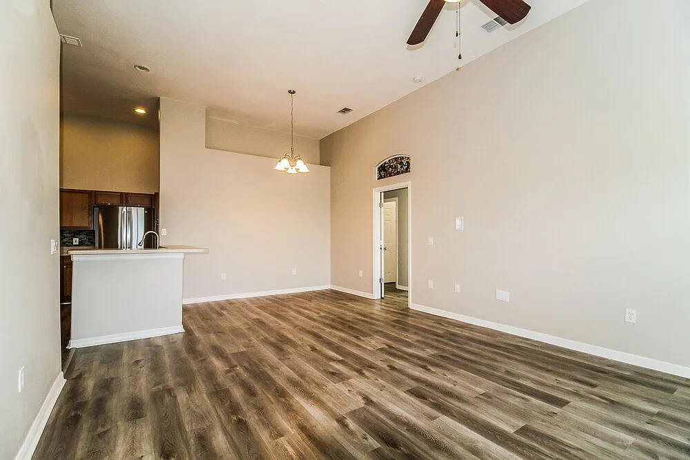 3 bed, 2.0 bath, 1312 sqft, $3,300 — Photo 4