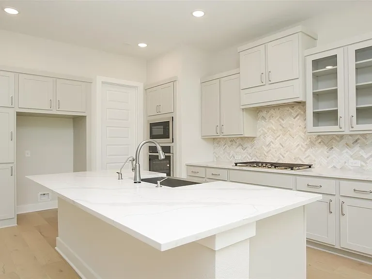 8018 Hingham Ln — Photo 16