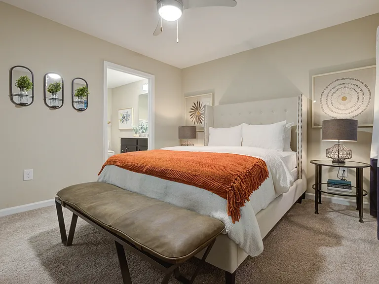 Large Main Bedroom with En-suite Bathroom & Closet