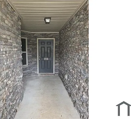 4 bed, 2710 sqft, $2,300 — Photo 2