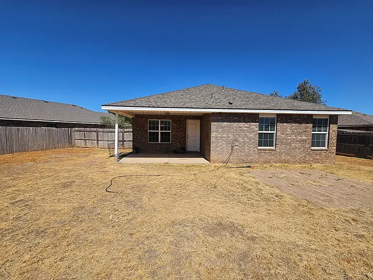 916 Mays Dr — Photo 16