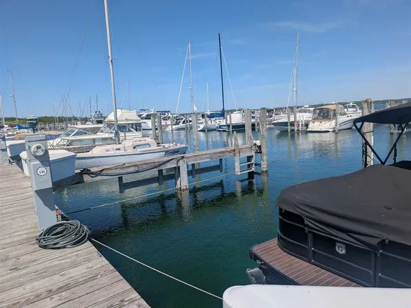 202 Ferry Ave, Charlevoix, MI 49720