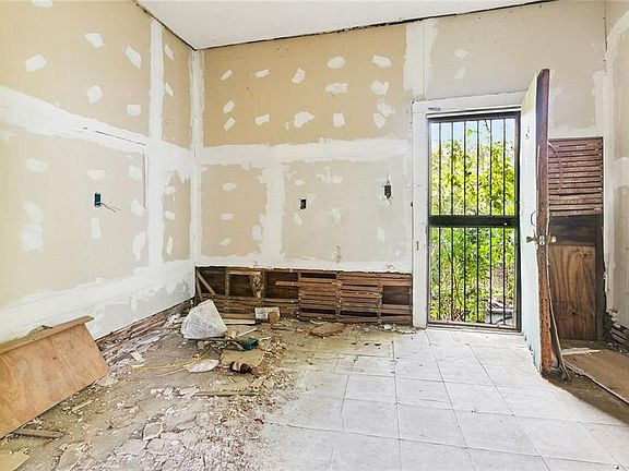 4th image of 5022 Burgundy St