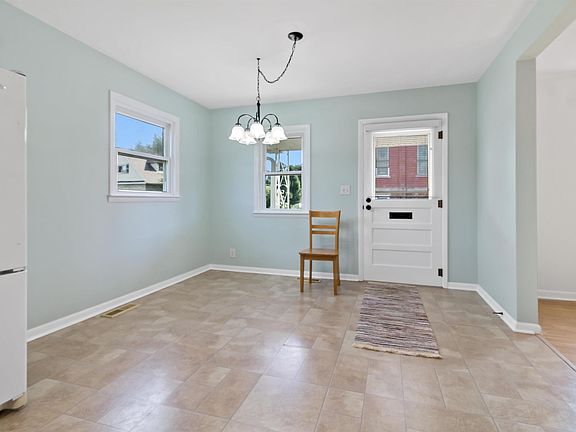 5th image of 304 S Walnut St