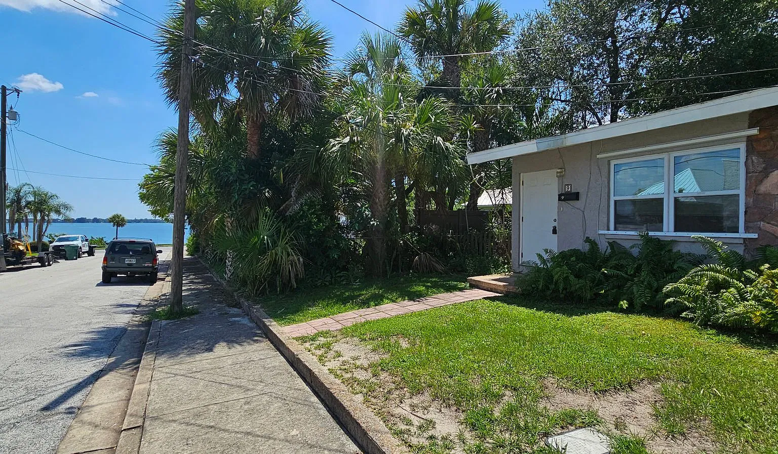 Cocoa Village Duplex Bungalow Including Water. — Photo 2