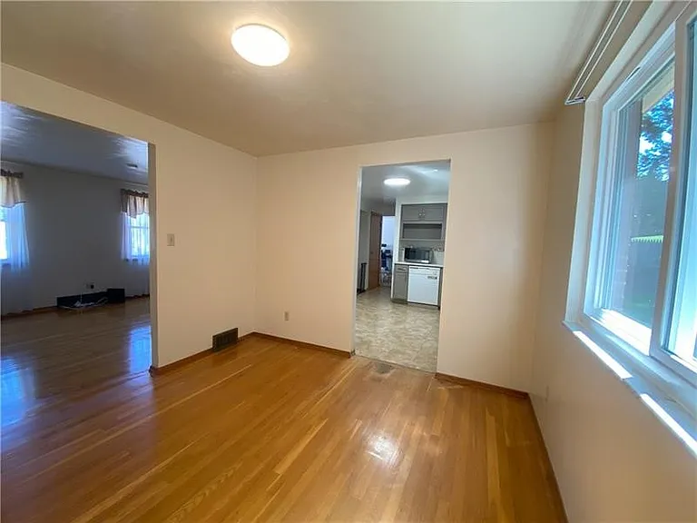 439 Crestview Dr — Photo 14
