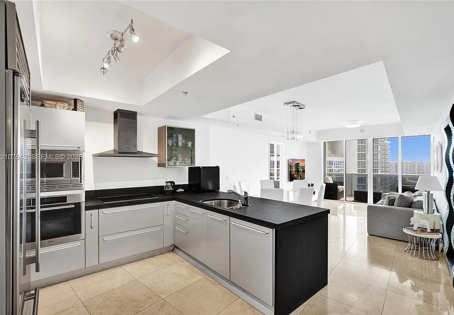 Trump Royale Condo — Photo 2