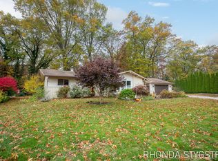 638 Oak Valley Dr, Holland, MI 49424