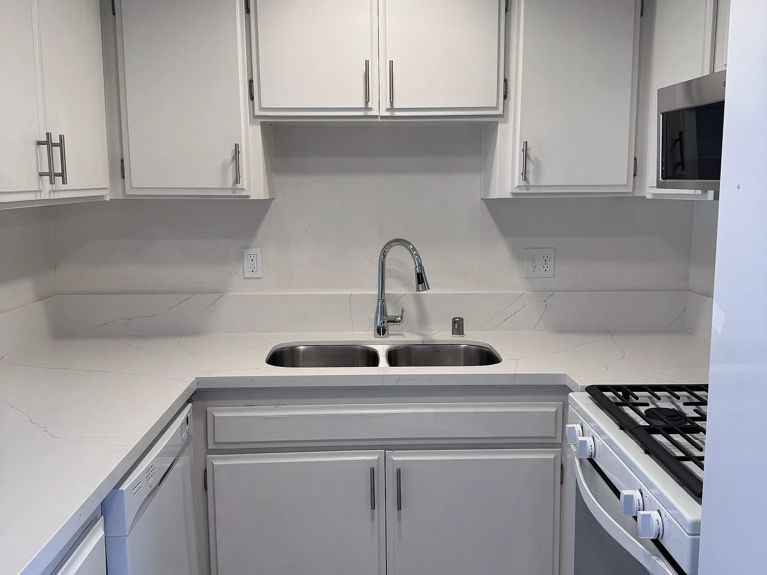 Corinth Avenue Apartments — Photo 4