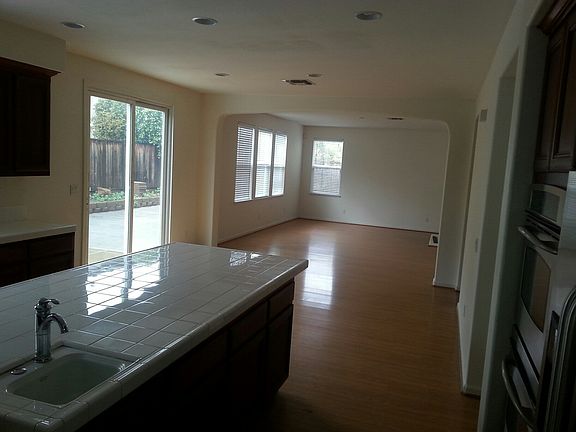 Island Kitchen w Large Family Rm