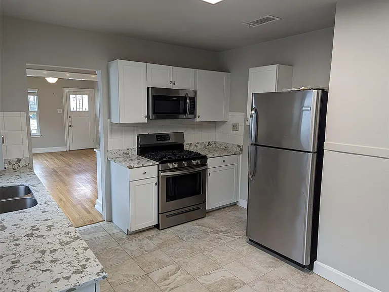 4526 Avenue H — Photo 8