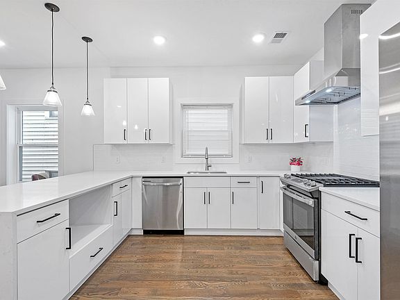 3rd image of 214 Halladay St Floor 2