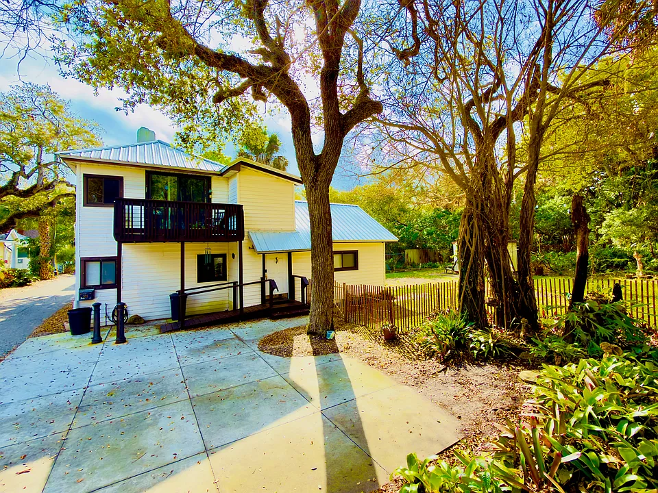 105 Esther St