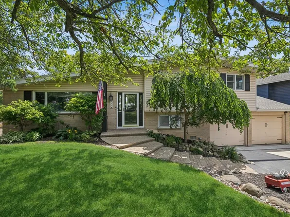 585 Killarney Pass Cir, Mundelein, IL 60060