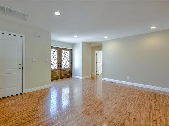 4th image of 5875 Amapola Dr