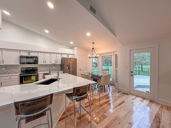 5th image of 12011 Glen Cove Dr