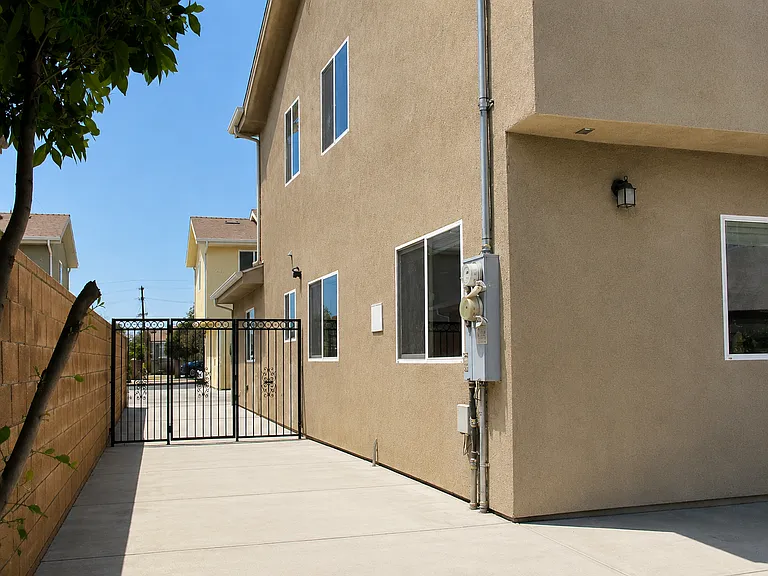 7542 Denny Ave — Photo 33