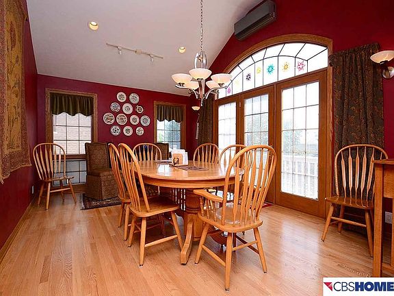 3rd image of 815 Valentine Ln