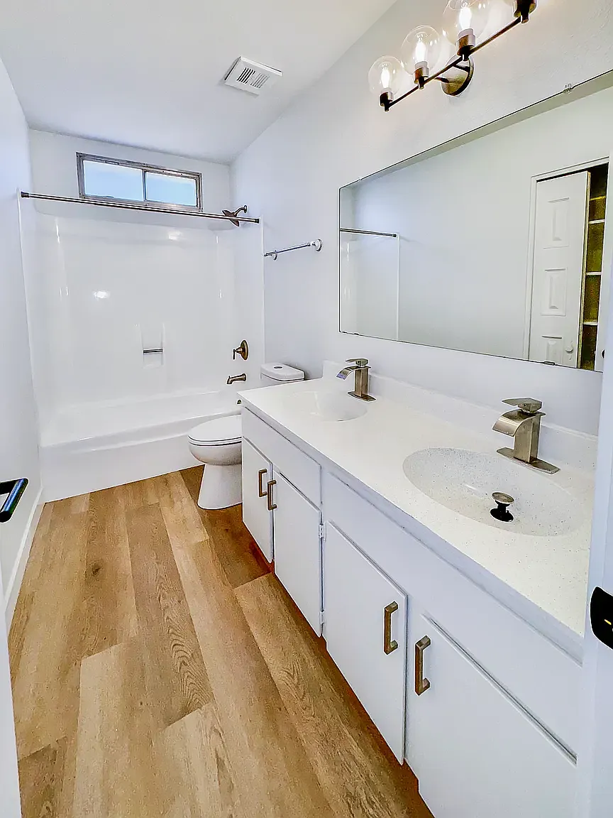 4 bed, 1992 sqft, $2,650 — Photo 2