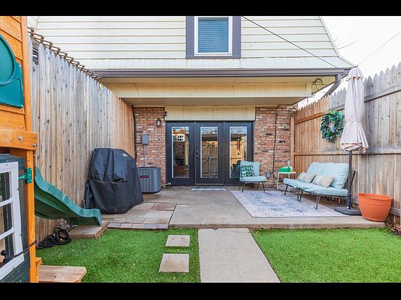 2nd image of 3222 Villa Pl