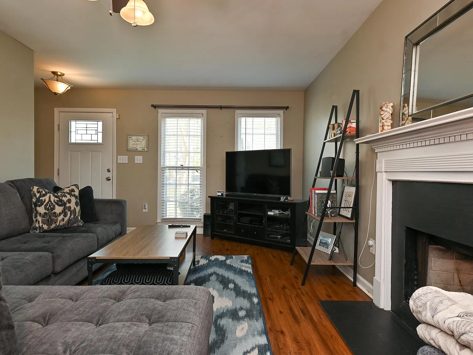 3 bed, 2.5 bath, 1328 sqft, $1,850 — Photo 3