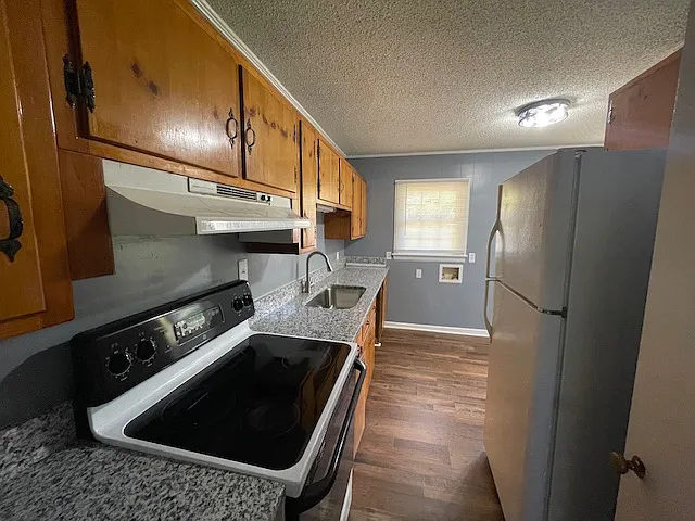 704 Lynnwood Dr — Photo 8