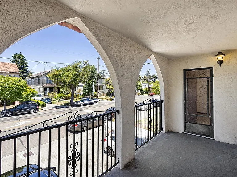 1336 Broadway #B - 2 bedroom | 1 bath | Upper unit w/ a private balcony — Photo 16