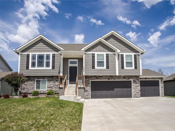 20607 Copper Creek Dr, Peculiar, MO 64078