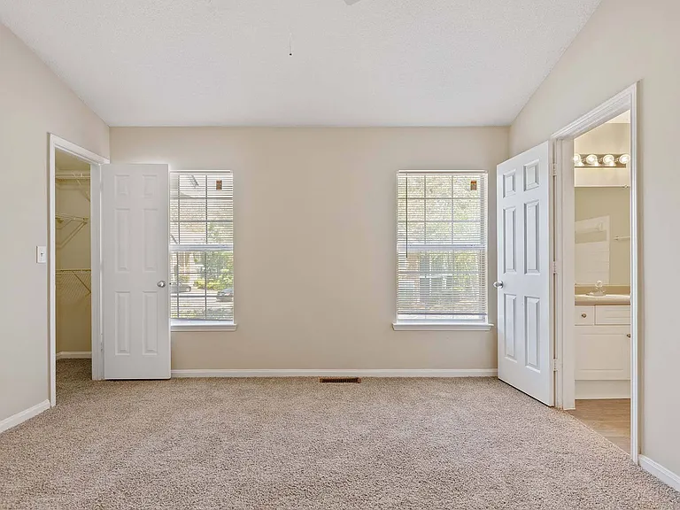 Alexander Crossing Apartments & Townhomes — Photo 16