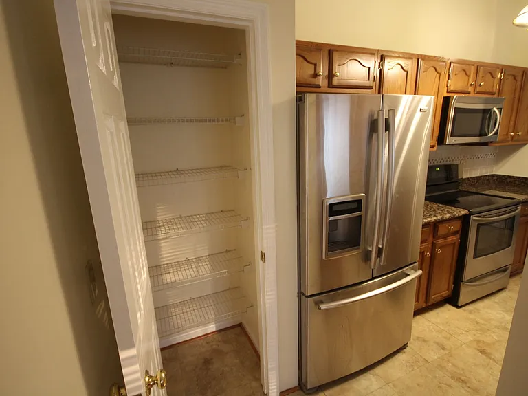 1002 Jessicas Ct #J — Photo 13