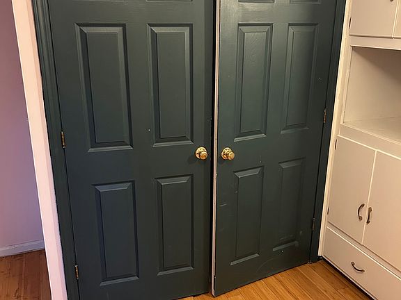 laundry closet with hookups