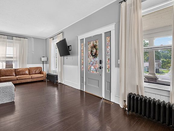 4th image of 407 College St