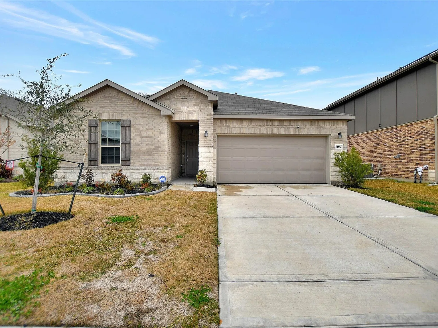 3 bed, 2.0 bath, 1584 sqft, $2,200 — Photo 2