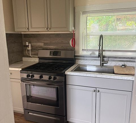 4th image of 532 Carlton Ave