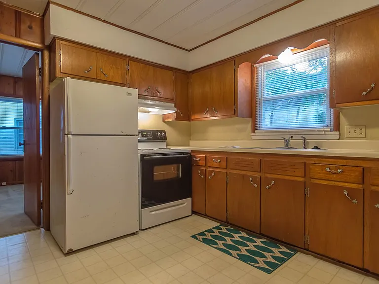 944 W Linwood St — Photo 2