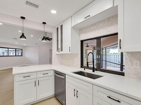 4th image of 1127 E Seminole Avenue #34b