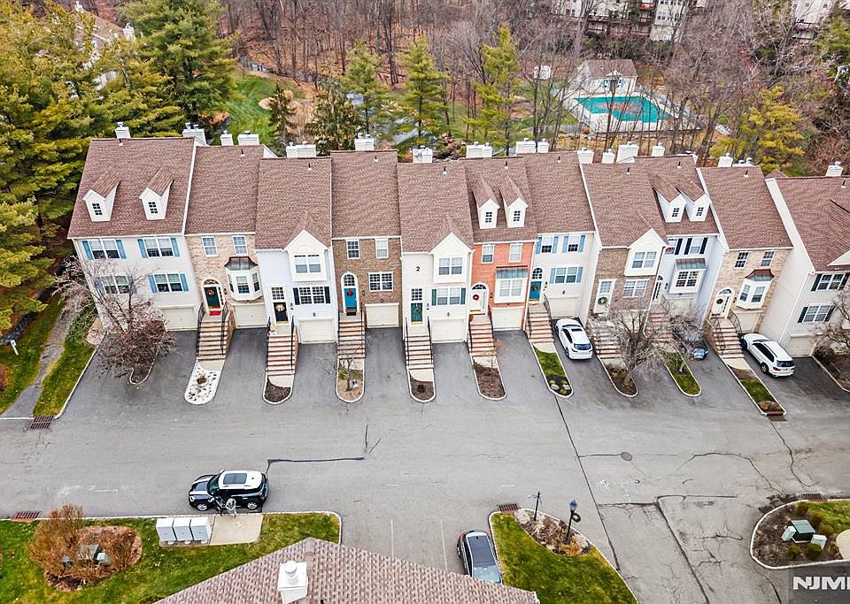 1st image of 900 Somerset Ct
