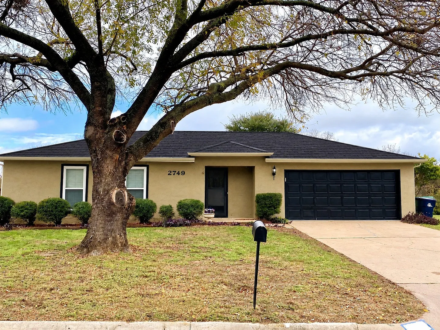 3 bed, 1311 sqft, $2,200 — Photo 1