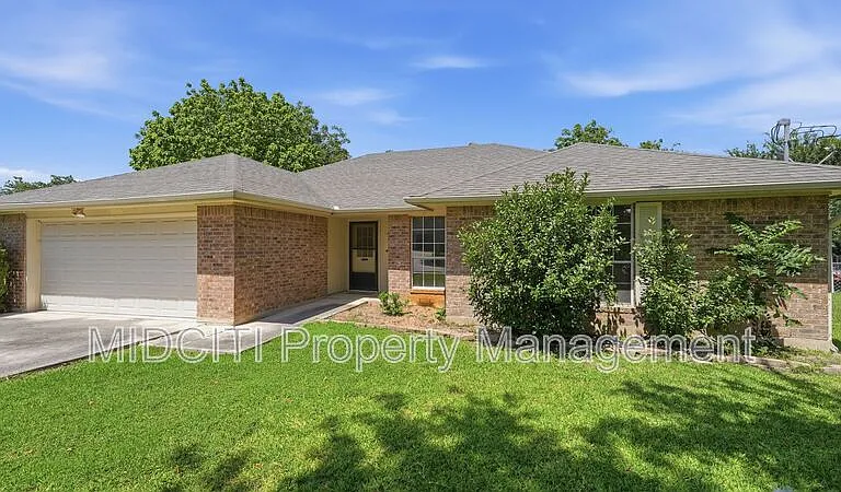 1233 Hollyhock Ln — Photo 2