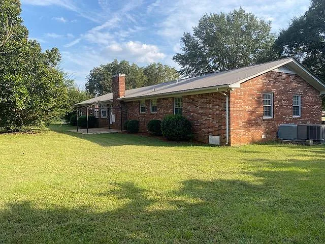 3 bed, 2140 sqft, $1,575 — Photo 3