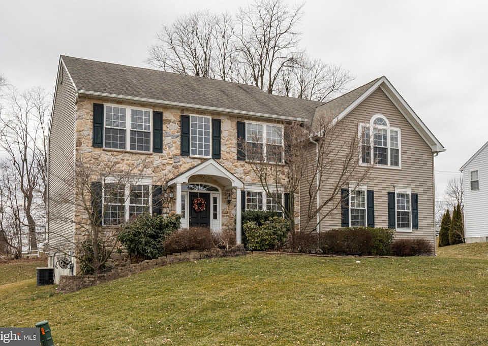 1st image of 23 Grovehill Ct