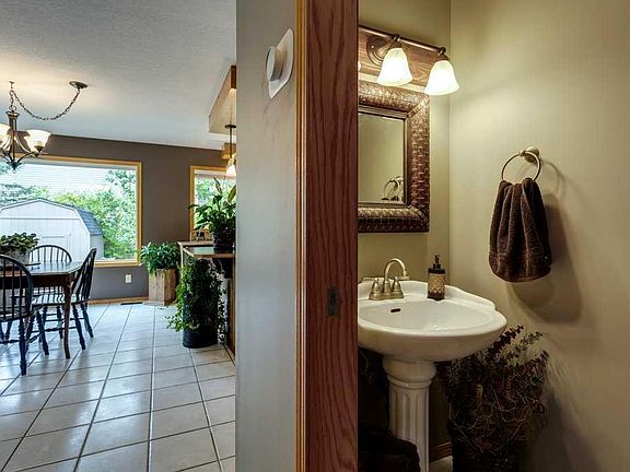 5th image of 35 N Bow Ridge Cres