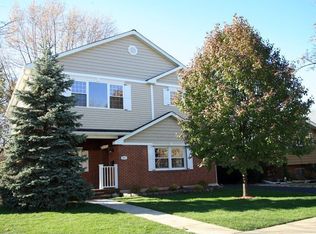 896 S Hawthorne Ave, Elmhurst, IL 60126