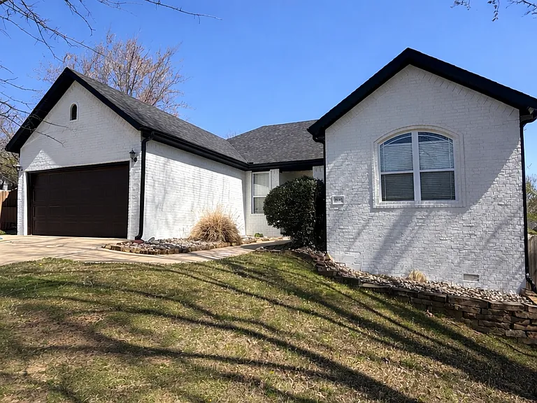 2840 N Boxwood Dr — Photo 1