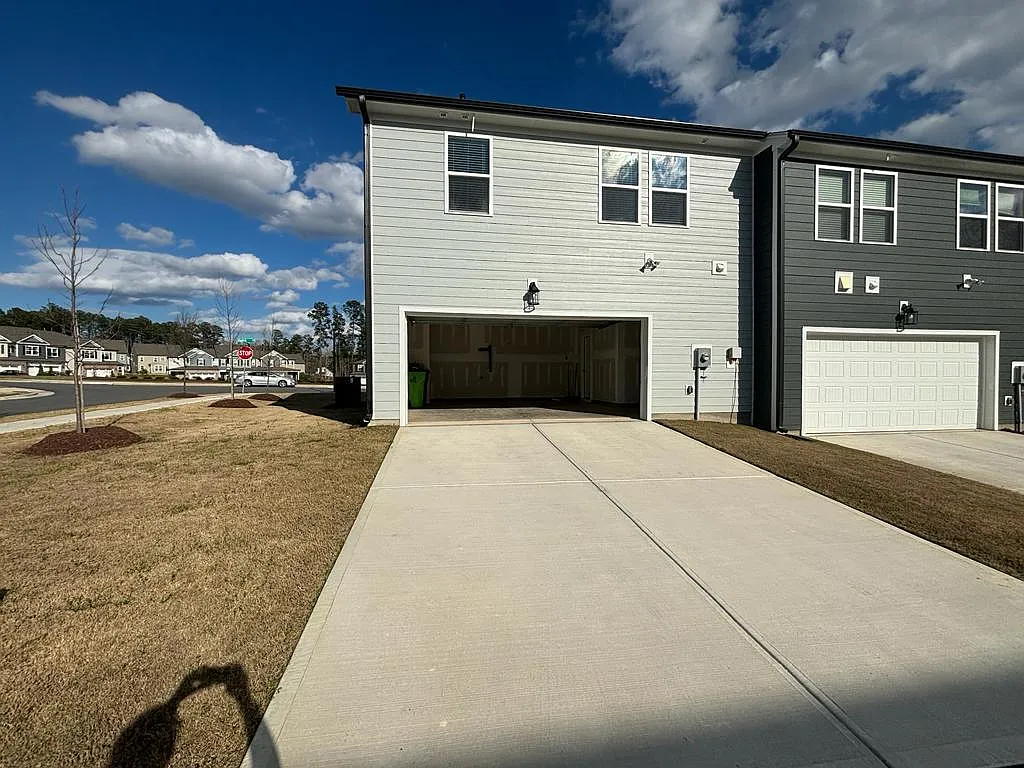 2460 Hutch Ln — Photo 3