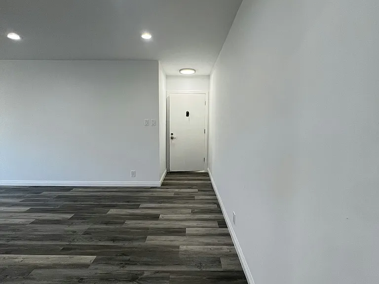 1030 E 2nd St #12 — Photo 23