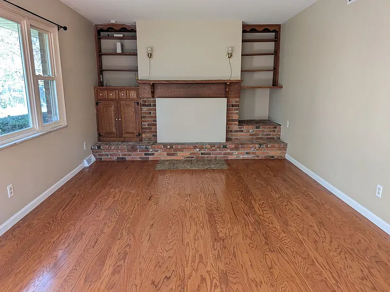 5253 Vernadale Dr — Photo 17