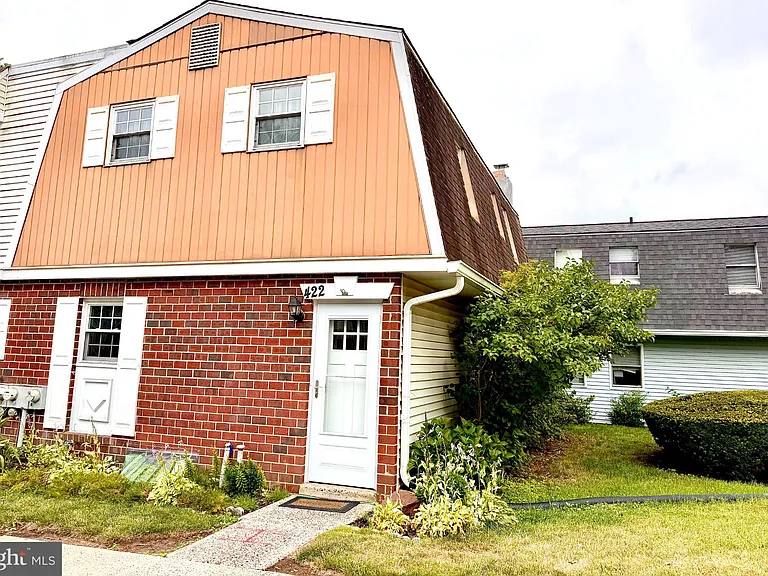 422 Village Ln — Photo 2