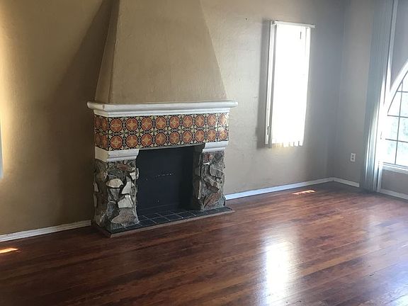 3rd image of 926 E 4th St APT 11
